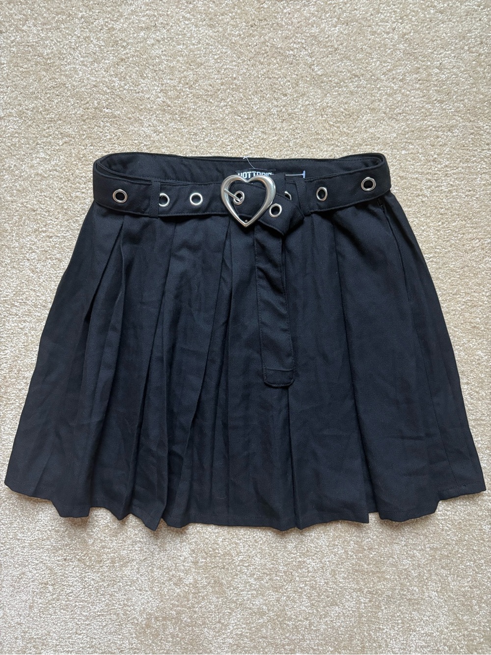 NWOT HOT TOPIC Black Pleated Mini Skirt with Heart Buckle Belt - Size S/M